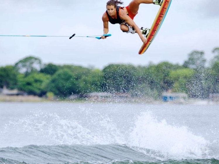 Кататься на доске за катером. Вейкбординг. Рейли вейкборд. Водная доска для катания. Вейк вейксерф.