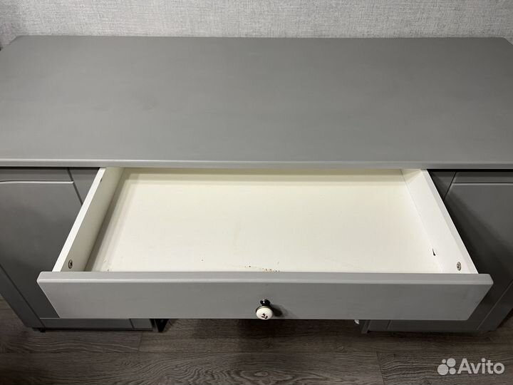 Детский письменный стол с доводчиками