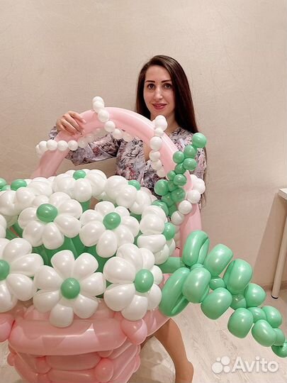 Большая корзинка ромашек из шаров