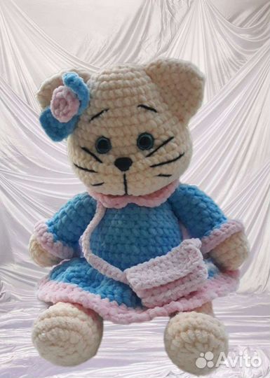 Кошечка - игрушка плюшевая, вязаная, ручной работы