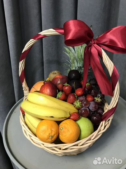 Подарочная корзина с фруктами