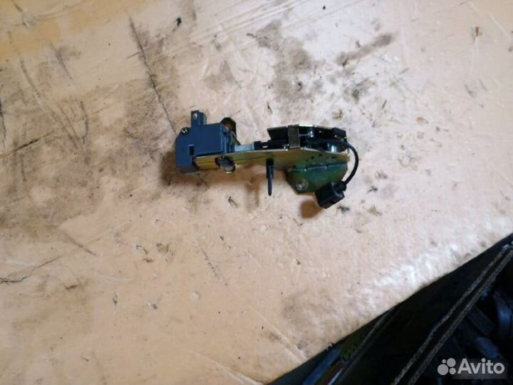 Замок стекла багажника Porsche Cayenne 955