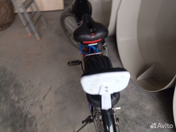 Велосипед с мотором и боковым прицепом