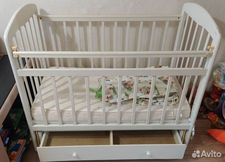 Детская кроватка с маятником и ящиком