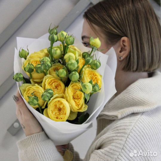Букет из 11 желтых кустовых пионовидных роз Россия