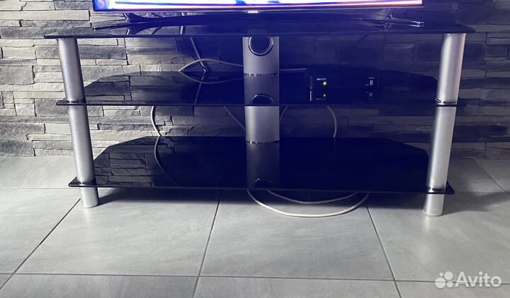 Стеклянная тумба под телевизор