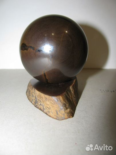 Окаменелое дерево (шар на подставке)