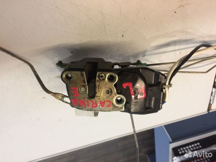 Замок двери передней левой Toyota Carina E 1992-1997