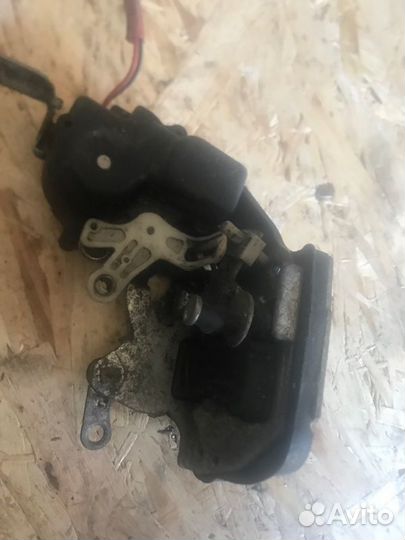 Замок двери задний правый Toyota Camry SV32 3SFE