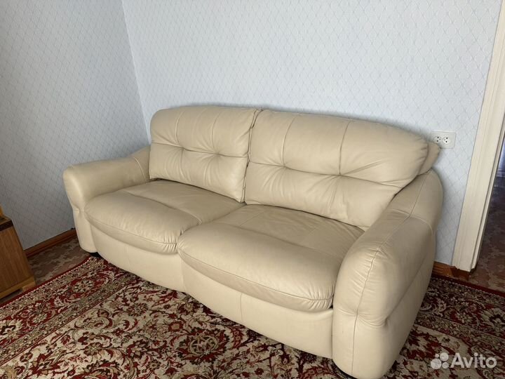 Кожаный диван и 2 кресла