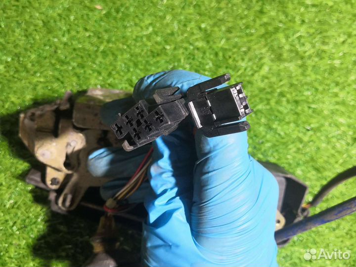 Замок задней правой двери Volvo 850