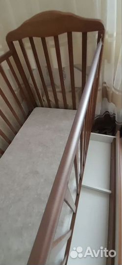 Детская кроватка с маятником и ящиком