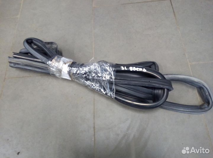 Уплотнитель двери задней левой (дверь) (хэтчбэк) L