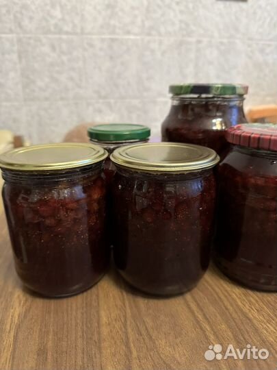 Варенье клубничное, грибы подтопольники