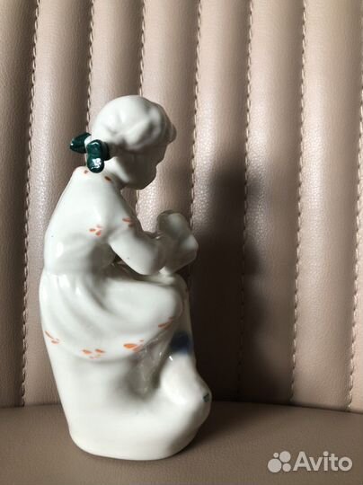 Фарфоровая статуэтка Девочка чистит ботинок СССР