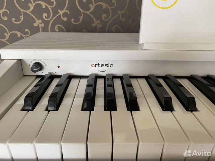 Цифровое пианино Artesia Fun-1 WH