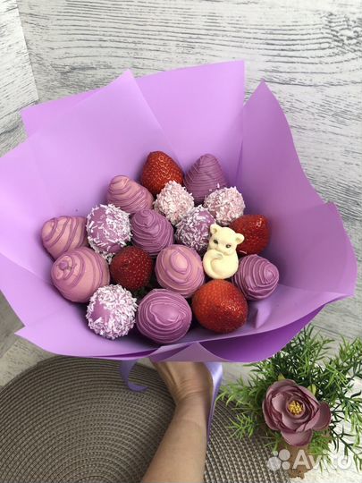 Клубника в бельгийском шоколаде девушке