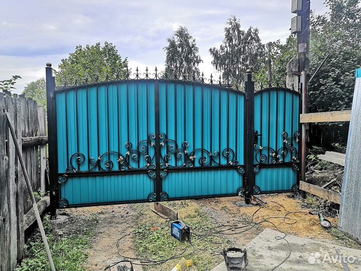 Ворота с коваными элементами