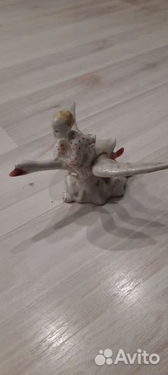 Фигурка лзфи. Гуси лебеди. (В ремонт)