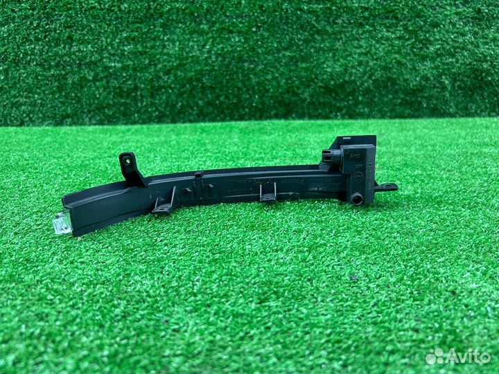 Повторитель поворота в зеркало левый VW touareg NF