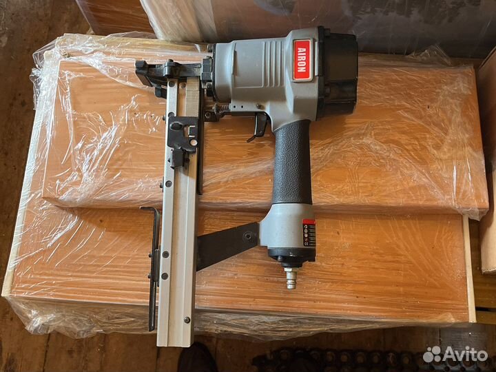 Пневматический скобозабивной пистолет