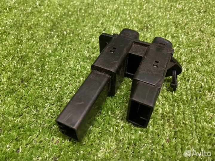 Кнопка аварийной сигнализации Toyota Corolla E100