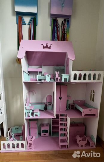 Дом для кукол с мебелью и светом