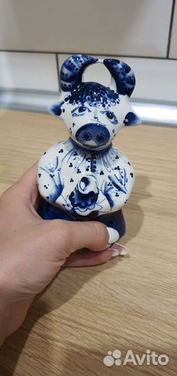 Фарфоровая статуэтка корова