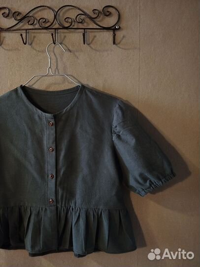 Блузка на пуговицах с баской