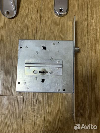 Врезной замок с ручками для левых дверей