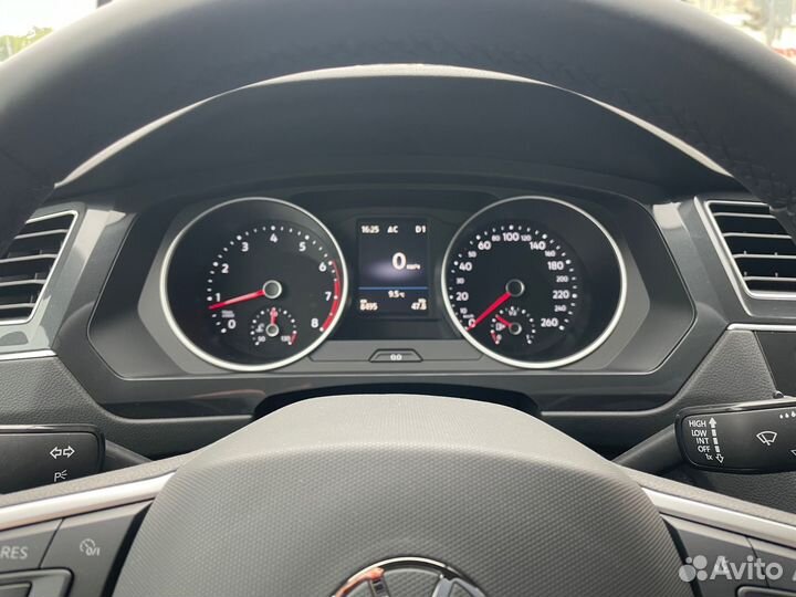 Панель приборная с рамкой Volkswagen Tiguan AD1