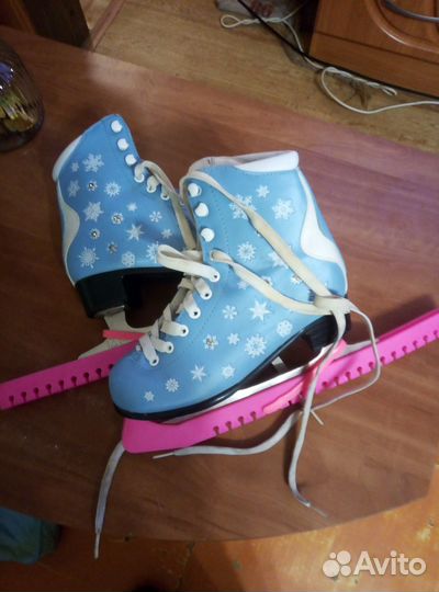 Продам женские коньки