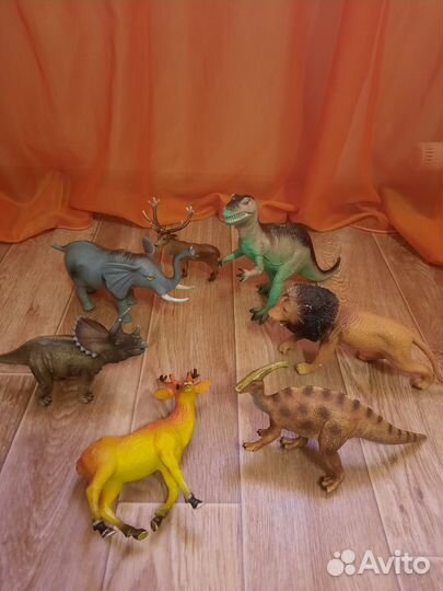 Динозавры, мамонт, лев и олени