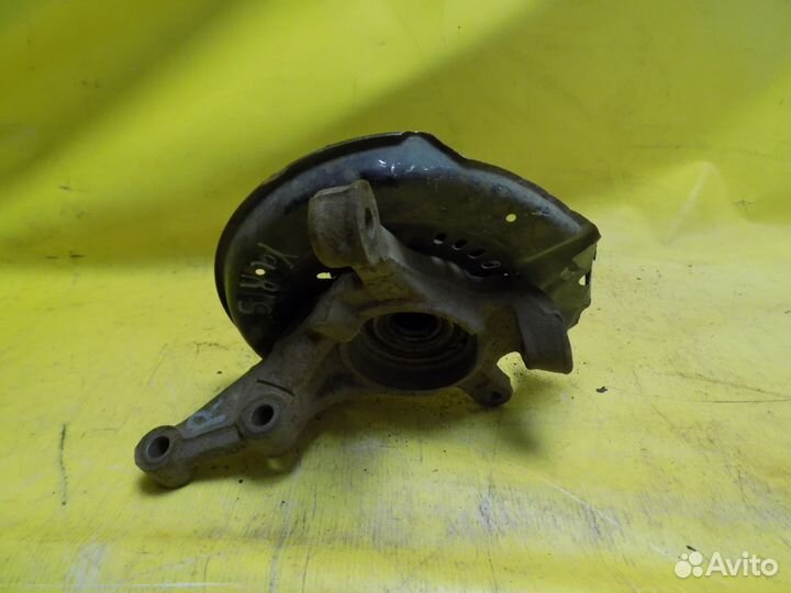 Кулак передний правый Toyota Yaris 1