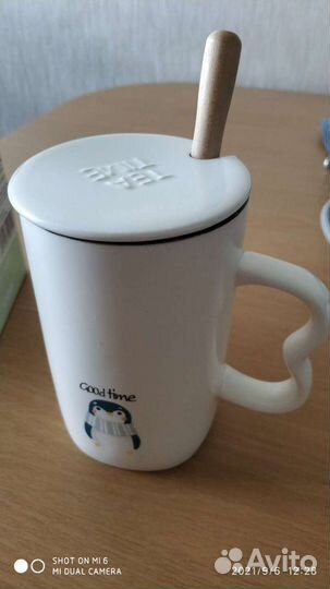 Новая кружка с крышкой и ложкой