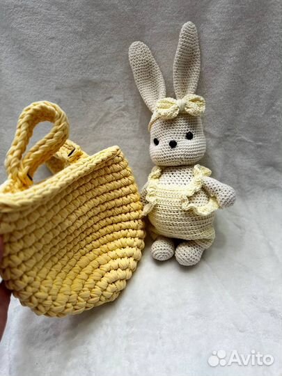 Вязанный зайка и подвесная корзинка на кроватку