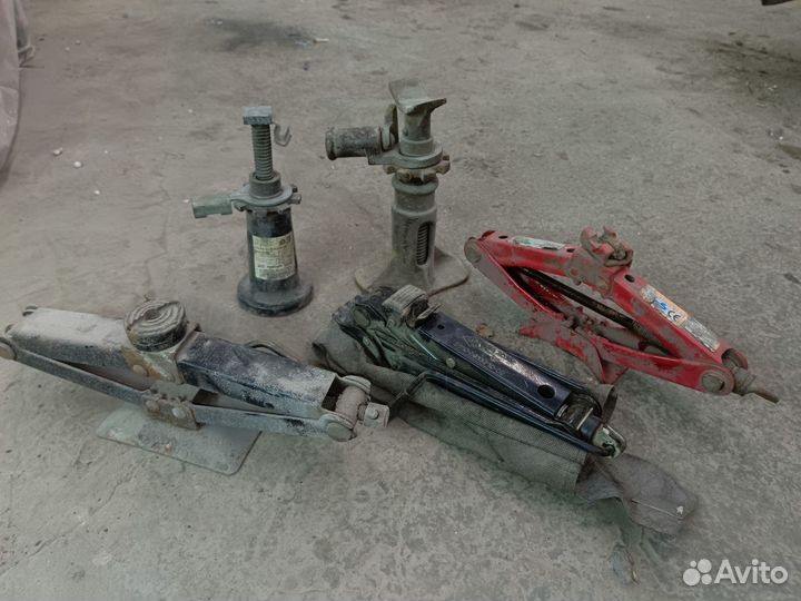 Домкрат для легковых автомобилей