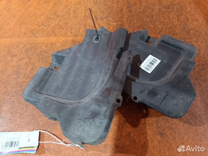 Подкрылок Toyota Wish ZNE10G задний