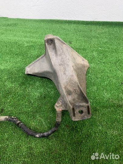 Лапа двигателя передняя правая Audi A4B5 avante