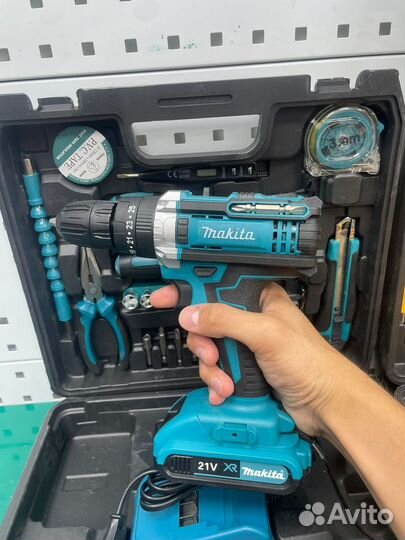 Шуруповерт Makita 21 v с набором инструментов