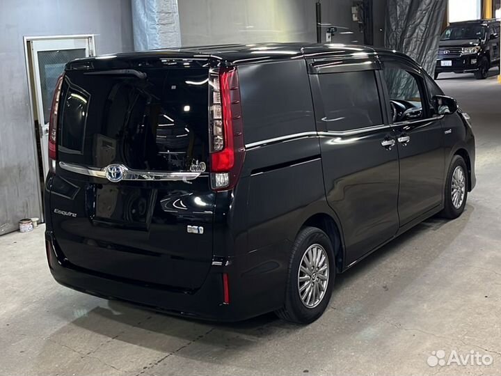 В разборе toyota esquire 2015