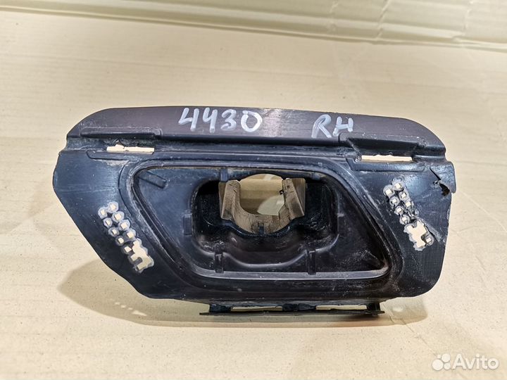 Кронштейн форсунки омывателя правый Skoda Superb