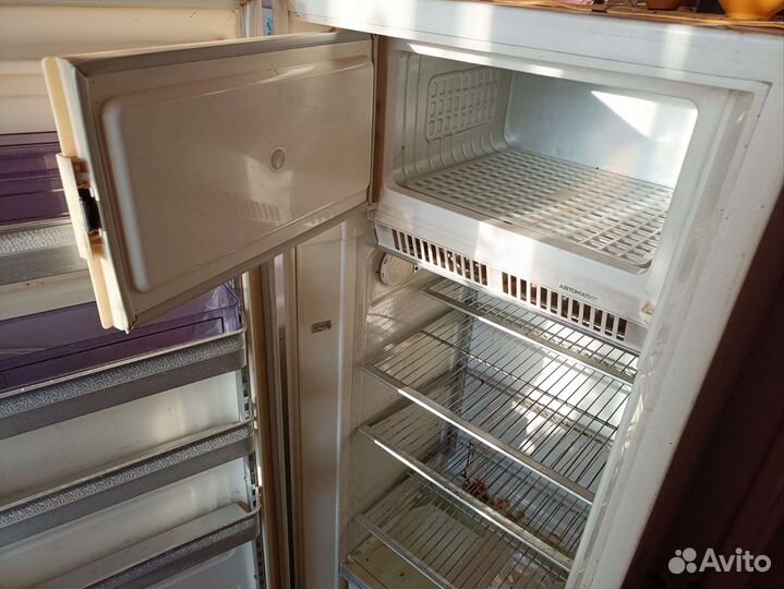 Холодильник бу ЗИЛ в рабочем состоянии