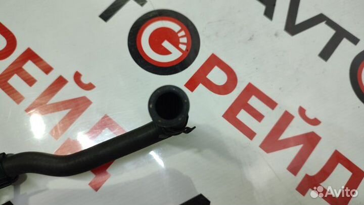 Патрубок системы охлаждения Volkswagen Passat 3C5