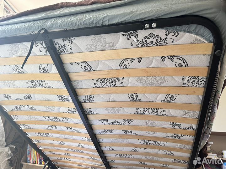 Кровать с подъемным механизмом и матрасом