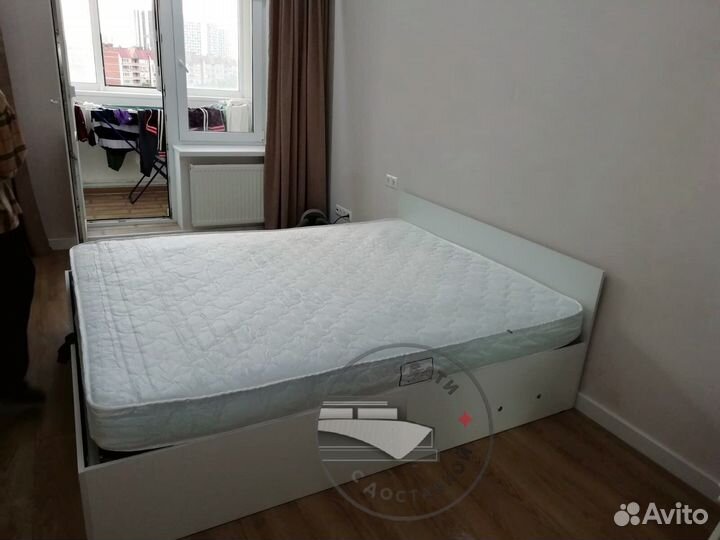 Кровать двуспальная с подъемным механизмом