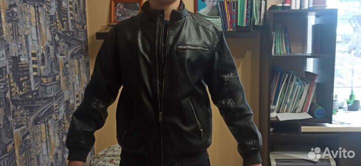 Продам кожанную куртку на мальчика лет 10-12
