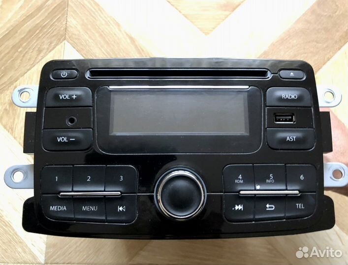 Штатная магнитола на Renault Logan