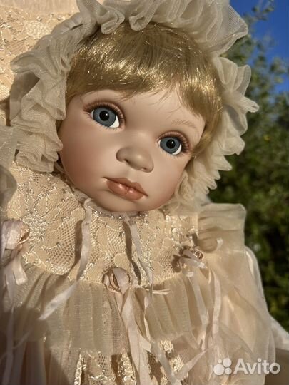 Кллекционная фарфоровая кукла
