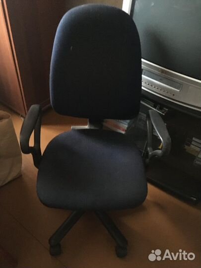 Компьютерное кресло, ретро-чемодан СССР для декора